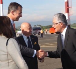 Su Alteza Real el Príncipe de Asturias a su llegada al Aeropuerto Internacional Juan Santamaría, de San José de Costa Rica, recibe el saludo del vicep